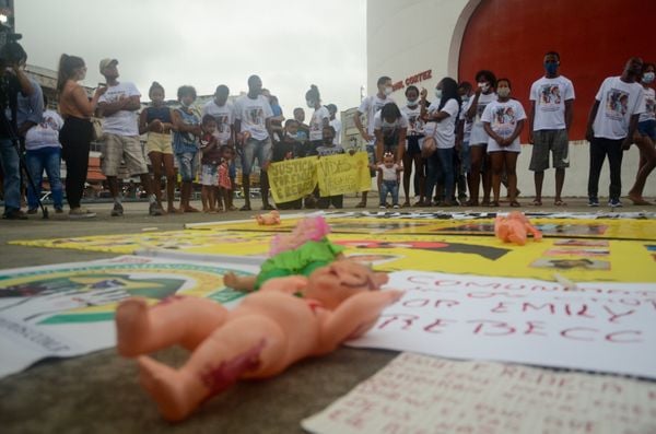 Centenas de pessoas se reuniram na Praça do Pacificador, em Duque de Caxias, em um ato que pede justiça pela morte das meninas Emily e Receca, vítimas de bala perdida, no o último sábado (5)