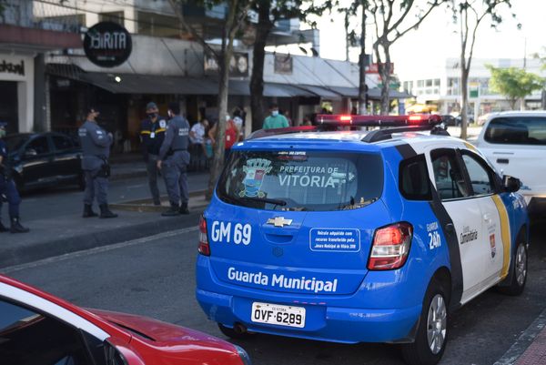 Fiscalização da Prefeitura de Vitória, junto com a Guarda Municipal, a Polícia Militar e o Corpo de Bombeiros, orienta bares da rua da Lama a fecharem devido às regras para evitar a disseminação do coronavírus por Vitor Jubini
