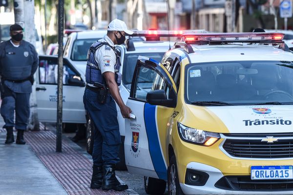 Fiscalização da Prefeitura de Vitória, junto com a Guarda Municipal, a Polícia Militar e o Corpo de Bombeiros, orienta bares da rua da Lama a fecharem devido às regras para evitar a disseminação do coronavírus por Vitor Jubini