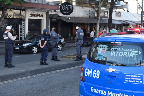 Fiscalização da Prefeitura de Vitória, junto com a Guarda Municipal, a Polícia Militar e o Corpo de Bombeiros, orienta bares da rua da Lama a fecharem devido às regras para evitar a disseminação do coronavírus por Vitor Jubini