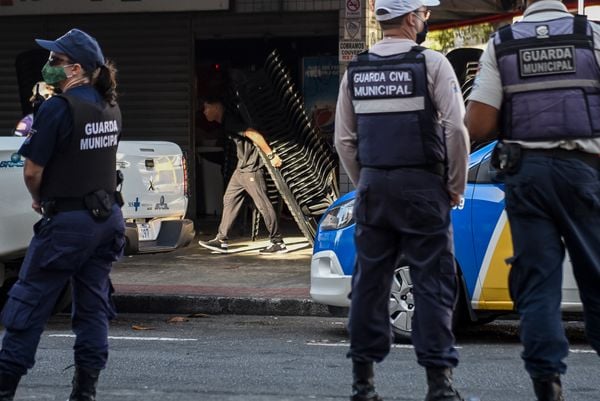 Fiscalização da Prefeitura de Vitória, junto com a Guarda Municipal, a Polícia Militar e o Corpo de Bombeiros, orienta bares da rua da Lama a fecharem devido às regras para evitar a disseminação do coronavírus por Vitor Jubini