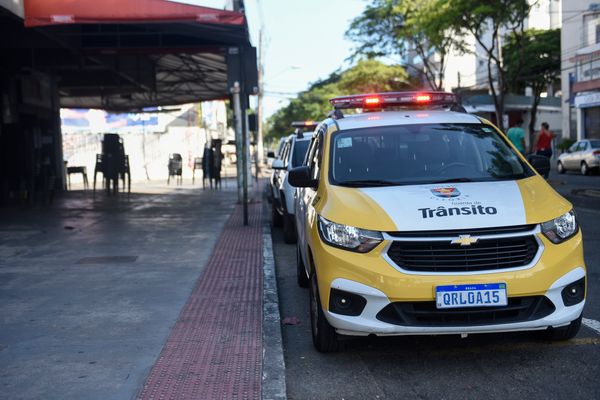 Fiscalização da Prefeitura de Vitória, junto com a Guarda Municipal, a Polícia Militar e o Corpo de Bombeiros, orienta bares da rua da Lama a fecharem devido às regras para evitar a disseminação do coronavírus por Vitor Jubini