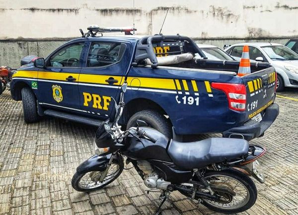 Imagem de motocicleta recuperada pela PRF-ES, em Aracruz 