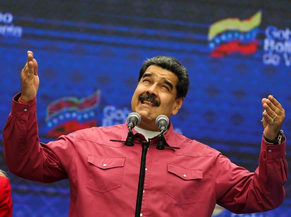 O presidente da Venezuela, Nicolas Maduro, fala com a imprensa após votar durante as eleições parlamentares, em Caracas