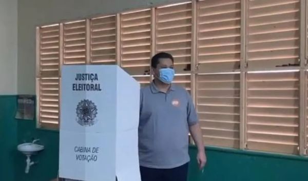 Presidente do Senado, Davi Alcolumbre compareceu a Macapá para votar nas eleições municipais 2020