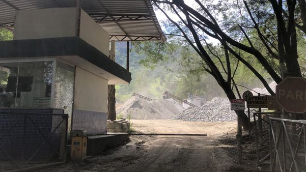 O caminhão em que ele estava, colidiu com outro veículo e capotou