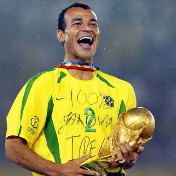Cafu se prepara para erguer a taça do penta em 2002 no Japão. Na camisa dele, a homenagem ao Jardim Irene, onde nasceu
