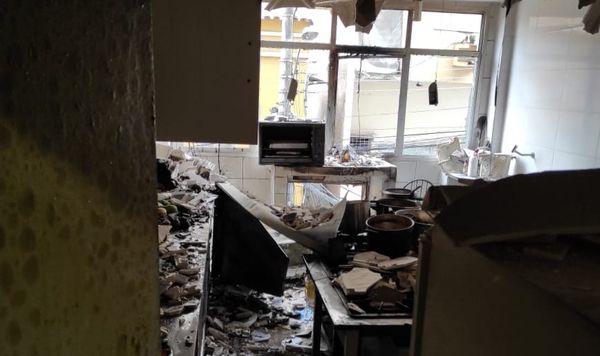 Cozinha do local ficou destruída com o fogo