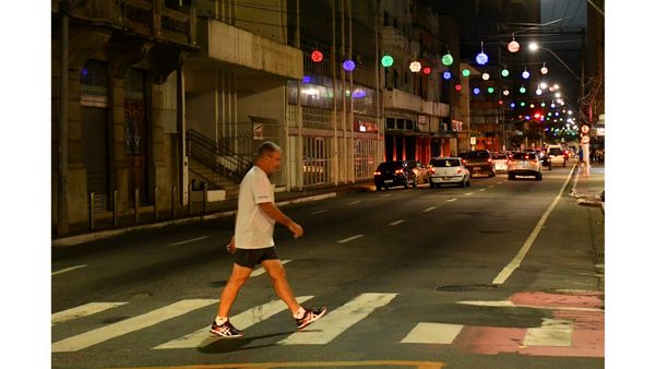 Decoração natalina na Avenida Jerônimo Monteiro, em Vitória por Fernando Madeira