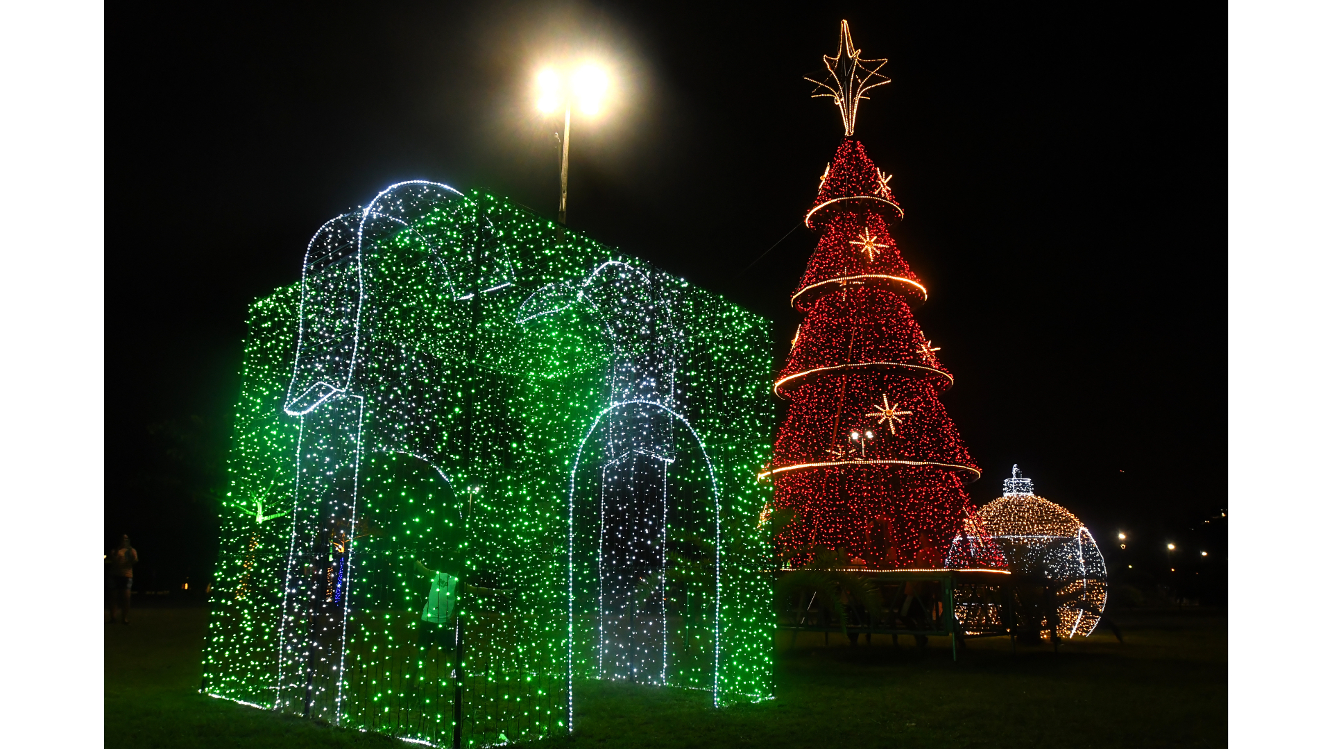 Decoração natalina na Praça do Papa, em Vitória