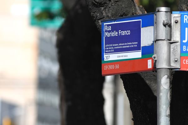  Placas de sinalização da Avenida Princesa Isabel, em Vitória, receberam adesivos com o nome de Rua Marielle Franco, vereadora defensora dos direitos humanos assassinada em março de 2018 por Fernando Madeira