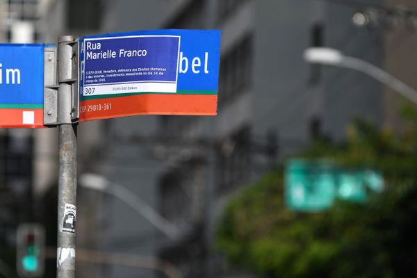  Placas de sinalização da Avenida Princesa Isabel, em Vitória, receberam adesivos com o nome de Rua Marielle Franco, vereadora defensora dos direitos humanos assassinada em março de 2018 por Fernando Madeira