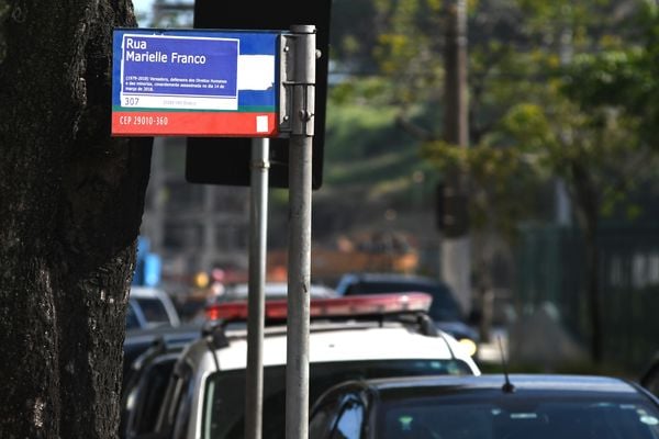  Placas de sinalização da Avenida Princesa Isabel, em Vitória, receberam adesivos com o nome de Rua Marielle Franco, vereadora defensora dos direitos humanos assassinada em março de 2018 por Fernando Madeira