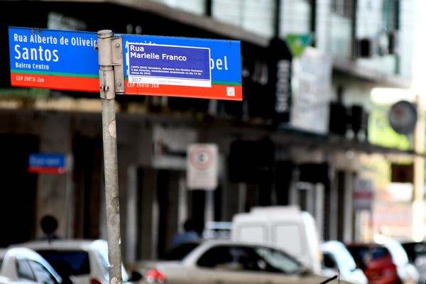  Placas de sinalização da Avenida Princesa Isabel, em Vitória, receberam adesivos com o nome de Rua Marielle Franco, vereadora defensora dos direitos humanos assassinada em março de 2018 por Fernando Madeira