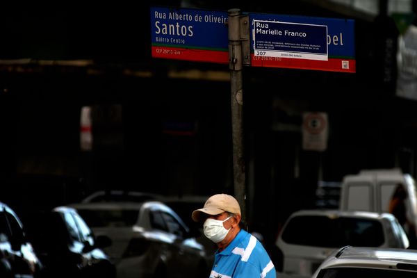  Placas de sinalização da Avenida Princesa Isabel, em Vitória, receberam adesivos com o nome de Rua Marielle Franco, vereadora defensora dos direitos humanos assassinada em março de 2018 por Fernando Madeira