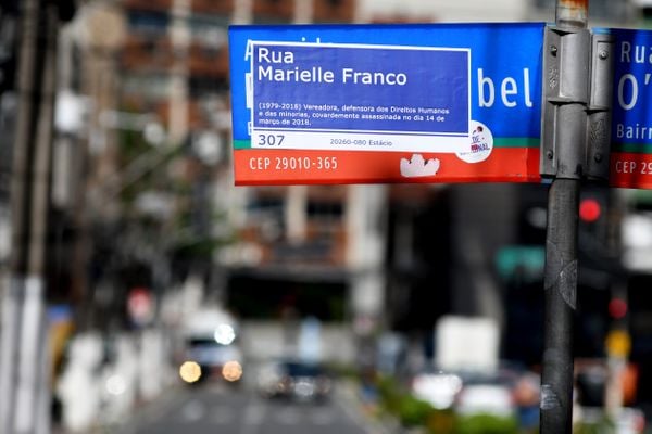  Placas de sinalização da Avenida Princesa Isabel, em Vitória, receberam adesivos com o nome de Rua Marielle Franco, vereadora defensora dos direitos humanos assassinada em março de 2018