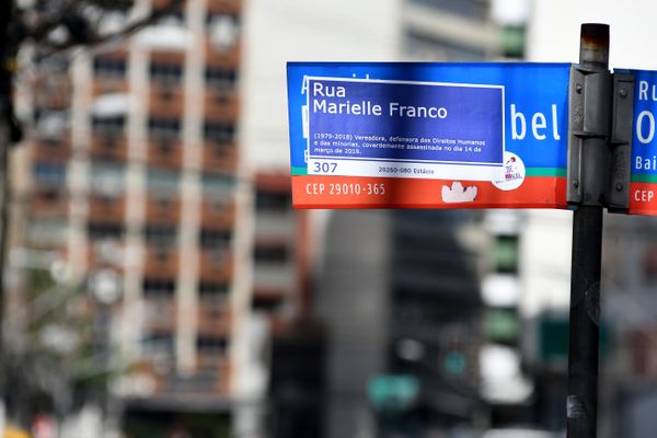  Placas de sinalização da Avenida Princesa Isabel, em Vitória, receberam adesivos com o nome de Rua Marielle Franco, vereadora defensora dos direitos humanos assassinada em março de 2018 por Fernando Madeira