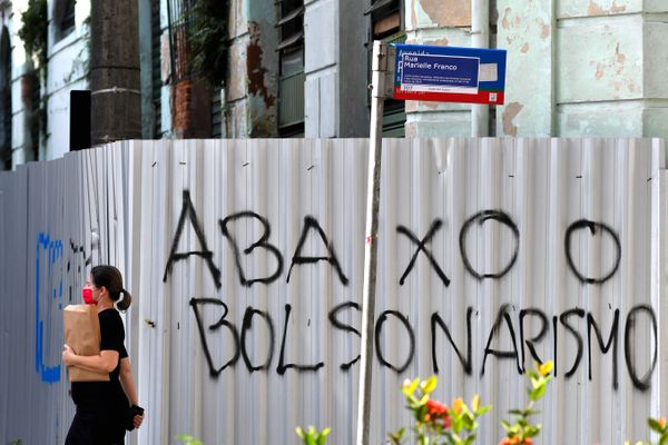  Placas de sinalização da Avenida Princesa Isabel, em Vitória, receberam adesivos com o nome de Rua Marielle Franco, vereadora defensora dos direitos humanos assassinada em março de 2018 por Fernando Madeira