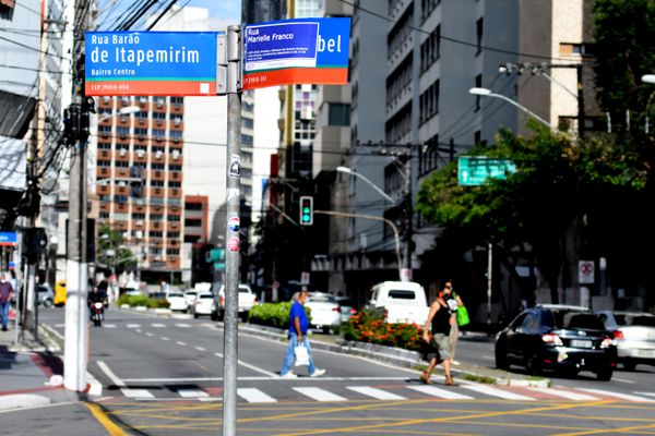  Placas de sinalização da Avenida Princesa Isabel, em Vitória, receberam adesivos com o nome de Rua Marielle Franco, vereadora defensora dos direitos humanos assassinada em março de 2018 por Fernando Madeira