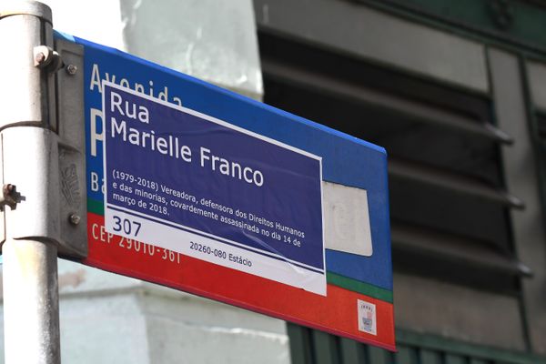  Placas de sinalização da Avenida Princesa Isabel, em Vitória, receberam adesivos com o nome de Rua Marielle Franco, vereadora defensora dos direitos humanos assassinada em março de 2018 por Fernando Madeira