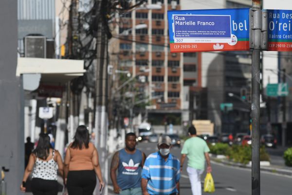  Placas de sinalização da Avenida Princesa Isabel, em Vitória, receberam adesivos com o nome de Rua Marielle Franco, vereadora defensora dos direitos humanos assassinada em março de 2018 por Fernando Madeira