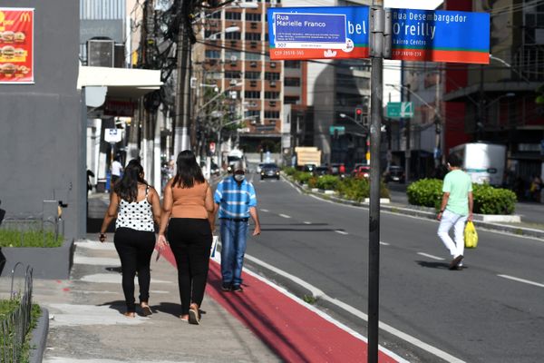  Placas de sinalização da Avenida Princesa Isabel, em Vitória, receberam adesivos com o nome de Rua Marielle Franco, vereadora defensora dos direitos humanos assassinada em março de 2018 por Fernando Madeira