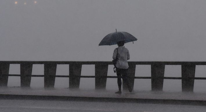 De acordo com o aviso, que começou a valer às 13h desta quinta-feira (14), a chuva pode vir acompanhada de ventos intensos; mais cedo, o Inpe também fez um alerta para 27 cidades do ES
