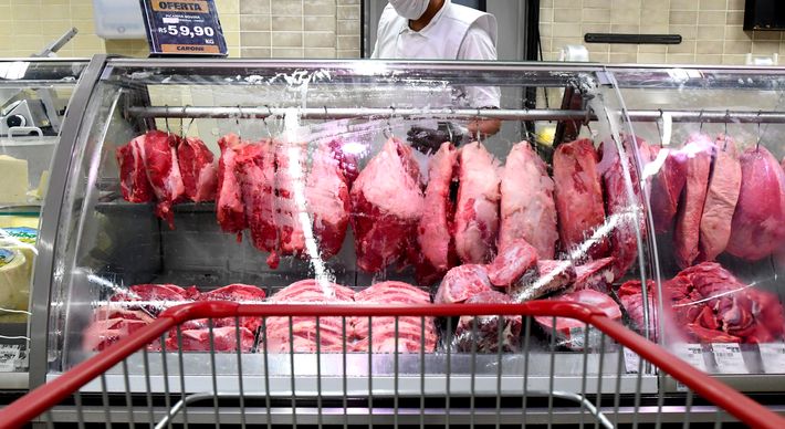 Há oportunidades para cargos como açougueiro, repositor de mercadoria, operador de empilhadeira, conferente de padaria, analista de qualidade e pizzaiolo