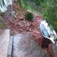 Imagem - Vídeo: asfalto cede e carro cai em barranco após chuva em Cachoeiro