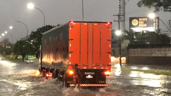 Alagamento na BR 101 na altura do bairro Jardim Limoeiro, na Serra