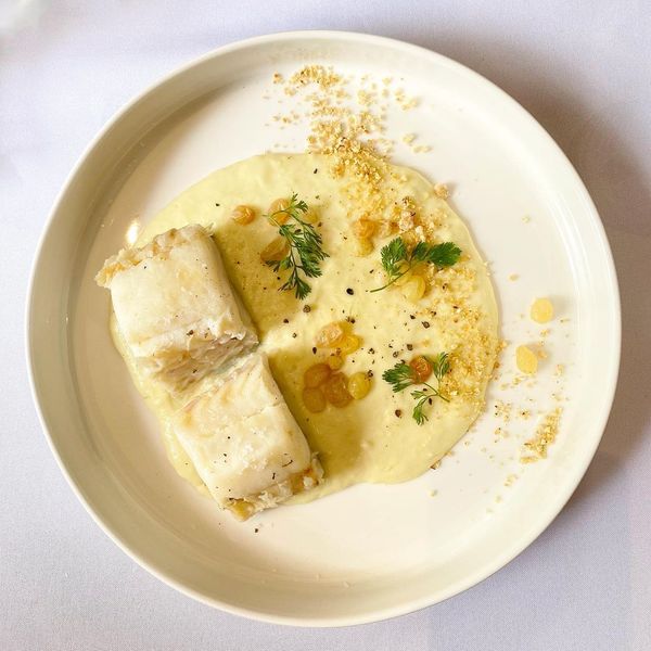 Bacalhau Confit com purê de alho-poró e farofa de torresmo do Vino Vinhos Adega e Bistrô, em Colatina