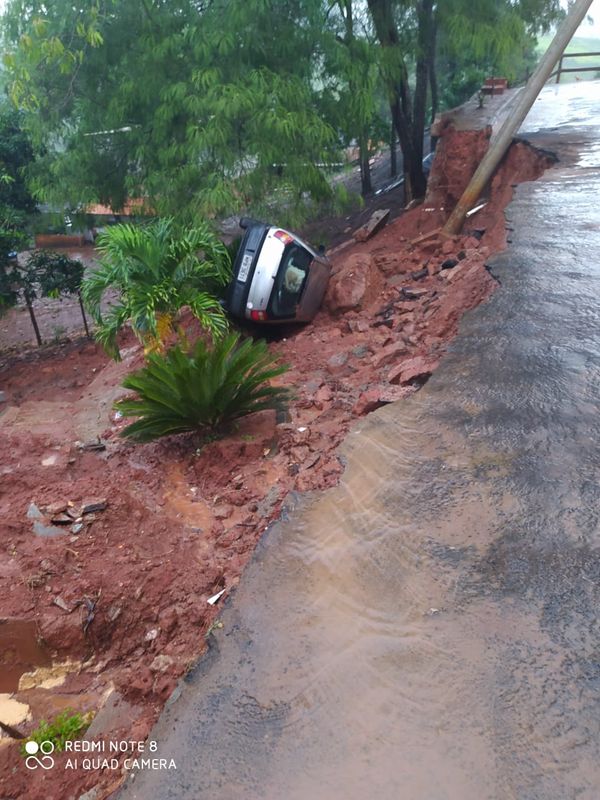 Ninguém ficou ferido. De acordo com a Defesa Civil, durante a madrugada choveu 25 mm em Cachoeiro.