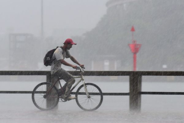 Chuva forte atinge Vitória e deixa ruas alagadas por Fernando Madeira