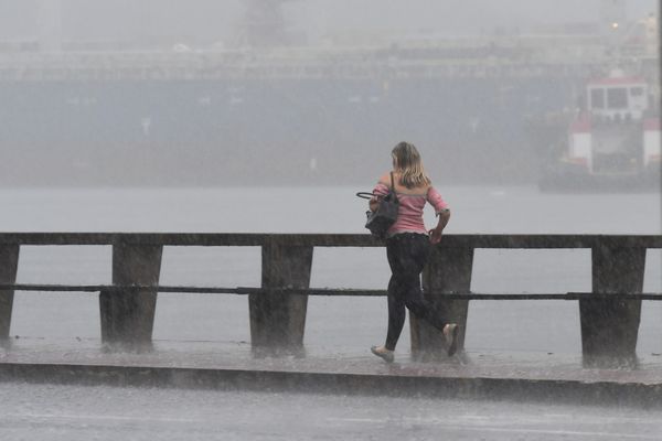 Chuva forte atinge Vitória e deixa ruas alagadas por Fernando Madeira