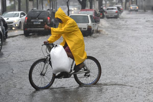Chuva forte atinge Vitória e deixa ruas alagadas por Fernando Madeira