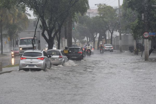Chuva forte atinge Vitória e deixa ruas alagadas por Fernando Madeira