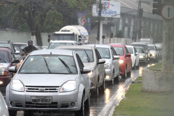 Chuva forte atinge Vitória e deixa ruas alagadas por Fernando Madeira