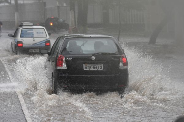 Chuva forte atinge Vitória e deixa ruas alagadas por Fernando Madeira