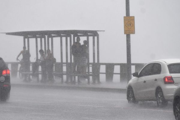 Chuva forte atinge Vitória e deixa ruas alagadas por Fernando Madeira