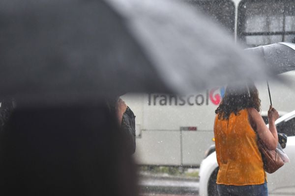 Chuva forte atinge Vitória e deixa ruas alagadas por Fernando Madeira