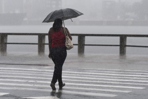 Chuva forte atinge Vitória e deixa ruas alagadas por Fernando Madeira