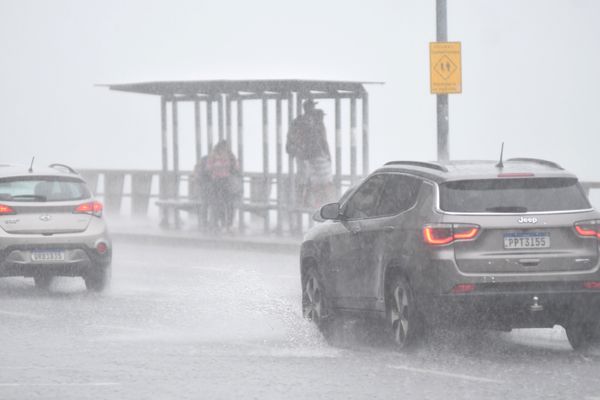 Chuva forte atinge Vitória e deixa ruas alagadas