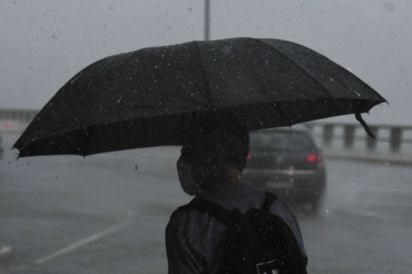Chuva forte atinge Vitória e deixa ruas alagadas por Fernando Madeira