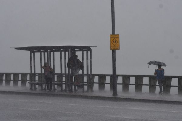 Chuva forte atinge Vitória e deixa ruas alagadas por Fernando Madeira