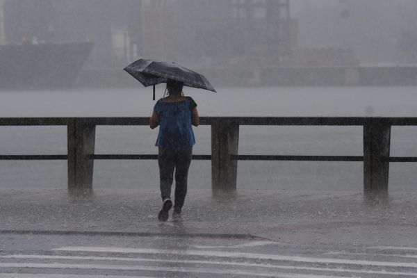 Chuva forte atinge Vitória e deixa ruas alagadas