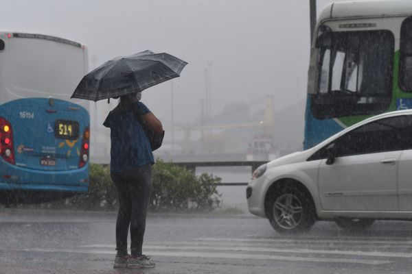 Chuva forte atinge Vitória e deixa ruas alagadas por Fernando Madeira