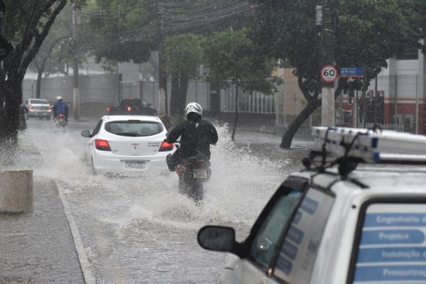 Chuva forte atinge Vitória e deixa ruas alagadas por Fernando Madeira