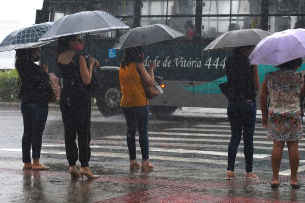 Chuva forte atinge Vitória e deixa ruas alagadas por Fernando Madeira