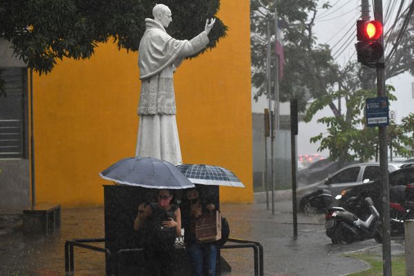 Chuva forte atinge Vitória e deixa ruas alagadas por Fernando Madeira