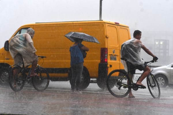 Chuva forte atinge Vitória e deixa ruas alagadas por Fernando Madeira